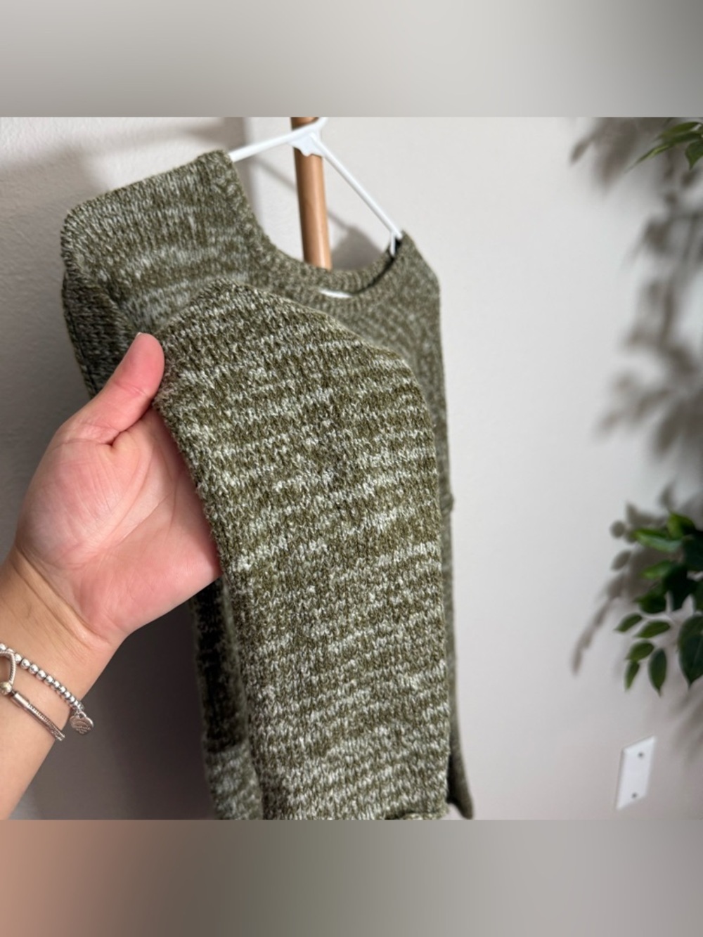 BDG Olive Green Relaxed Fit Light Sweater Women’s Size Small - Picture 4 of 8